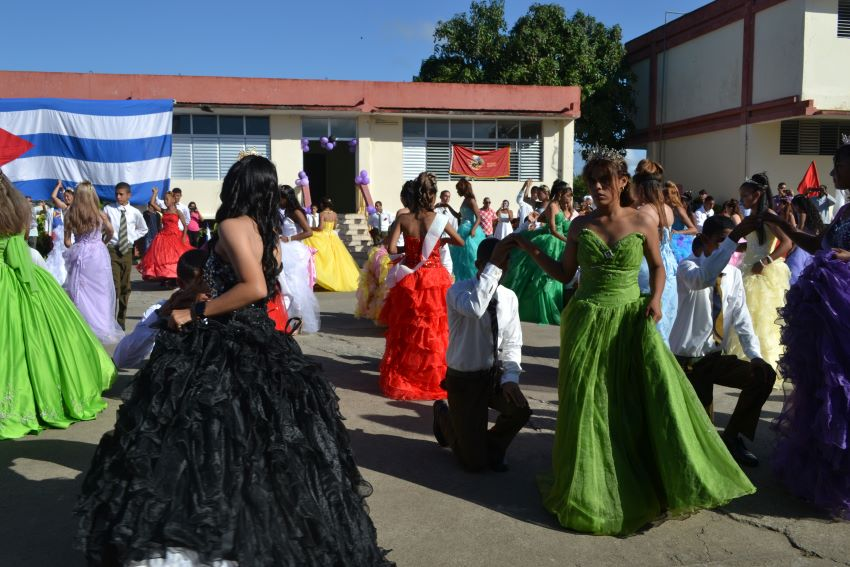 escuela militar Camilo Cienfuegos #LasTunas celebró nuevamente los 15 años colectivos de sus estudiantes, una tradición que distingue a la institución y refuerza la formación integral  futuros miembros de <a href="/MinfarC/">Minfar_Cuba</a>  periodico26.cu/index.php/es/d… #CubaEstaFirme