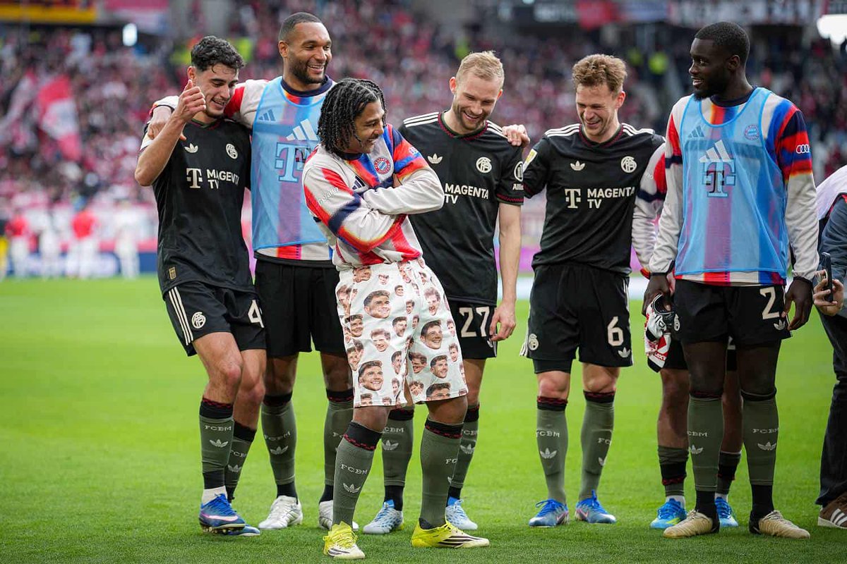 FCBayernRO's tweet photo. Serge Gnabry a sărbătorit în fața fanilor purtând o pereche de pantaloni izbitori, pe care apărea de mai multe ori fața lui Leon Goretzka. #scffcb #goretzka #gnabry #fcbayern #bundesliga #miasanmia

https://t.co/xZH7QttR3i https://t.co/w77XijeJpI