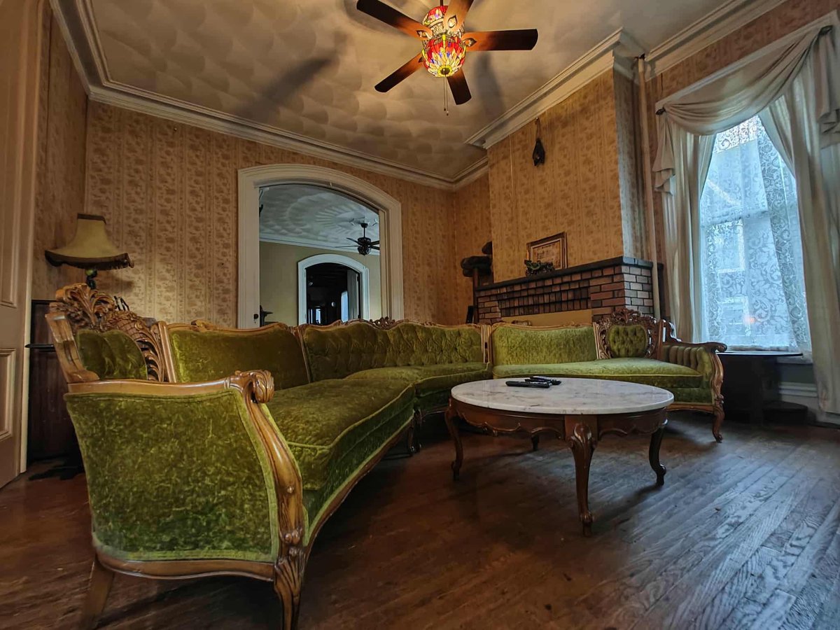 Zillow Gone Wild 🏡 tweet media