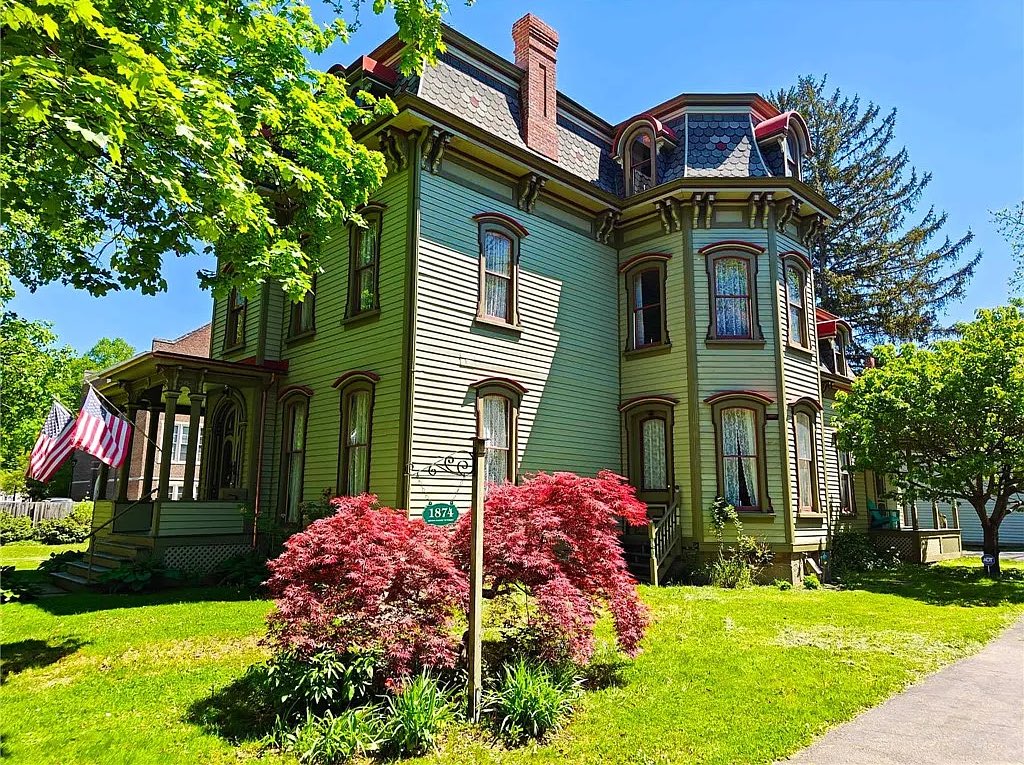 Zillow Gone Wild 🏡 tweet media