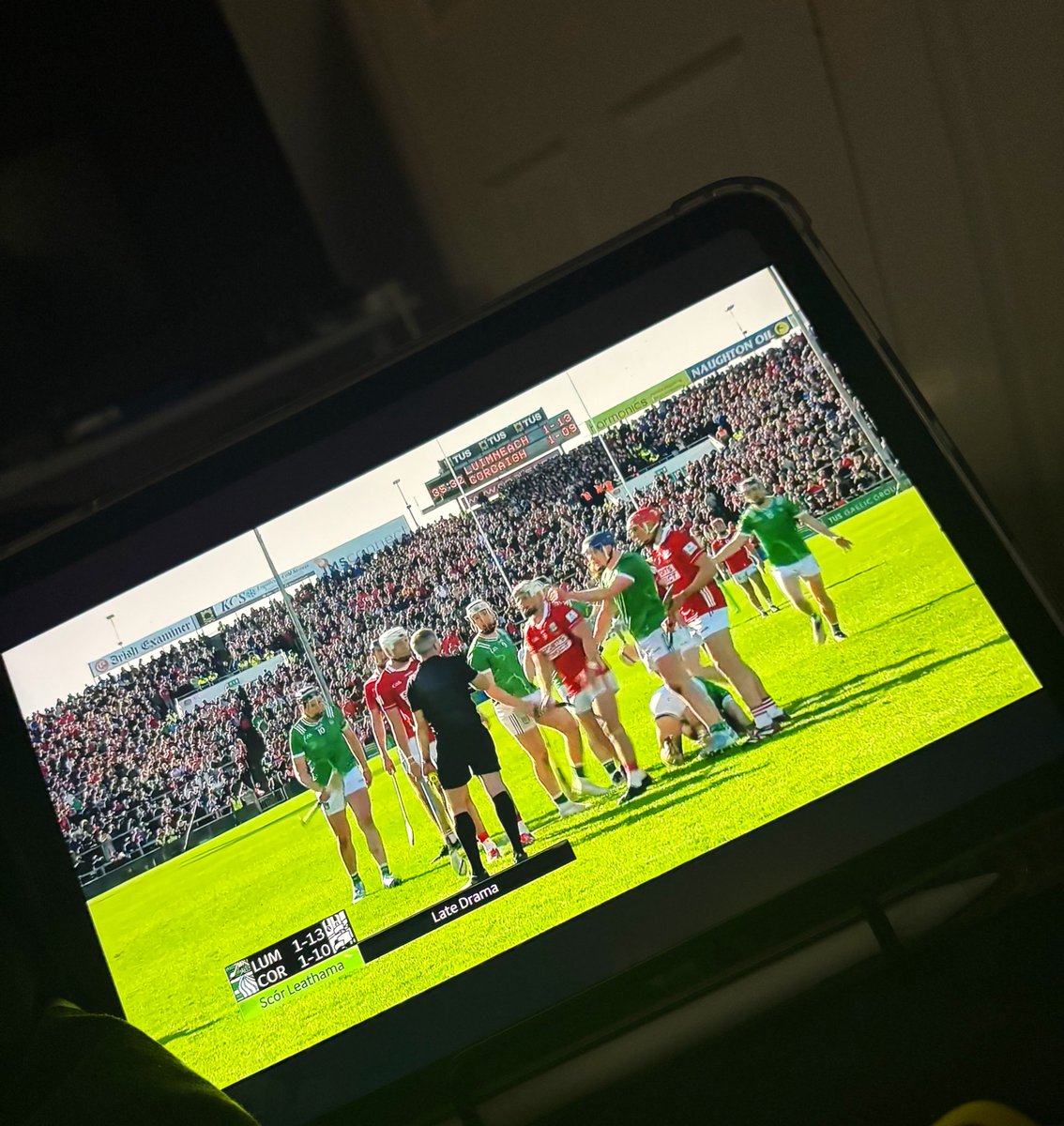 Irish_Bimbo1's tweet photo. GM! ☀️
Night shift 3/3 starts in 3 hours, and there was no way I was sleeping through my team in the final 🥴
Who needs sleep anyway? 🫠
#LimvCork
#Iománaíocht https://t.co/dXZdSMYzgt