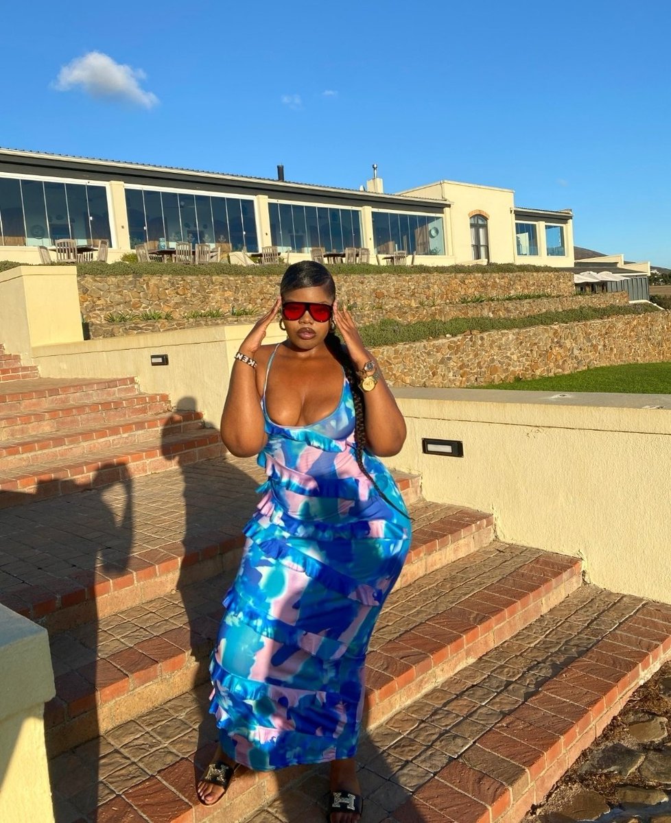 queenlo_official tweet media