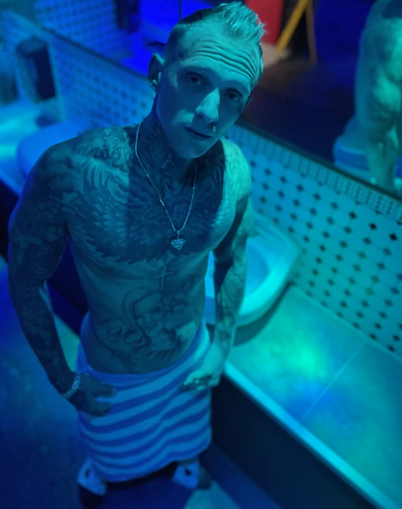 Sunday Funday here at Entourage Spa with Matthew!
vegasgayspa.com
#EntourageSpa
#GaySpaLasVegas
#TheONLYAllGayMaleSpaLasVegas
#EntourageGayMensSpa
#WeCanHost #MoreAmenitiesLessPrice #MoreRoomsLessPrice #EntourageGaySpaLasVegas #GaySpaLasVegas