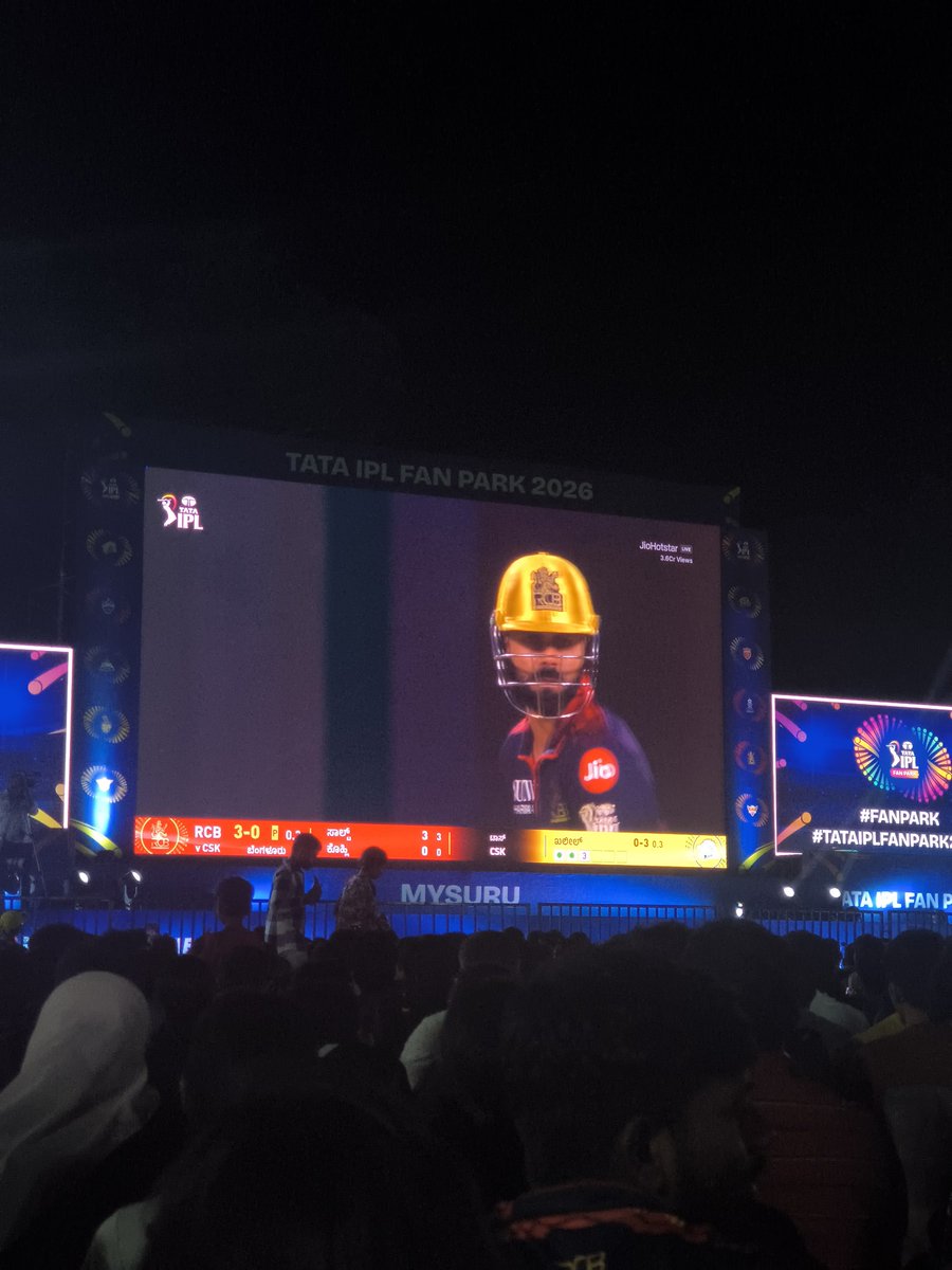 NameIsShreyash's tweet image. Next level batting 🔥🥵
RCB ROAR
Crazy atmosphere 

#RCBvsCSK #Mysuru