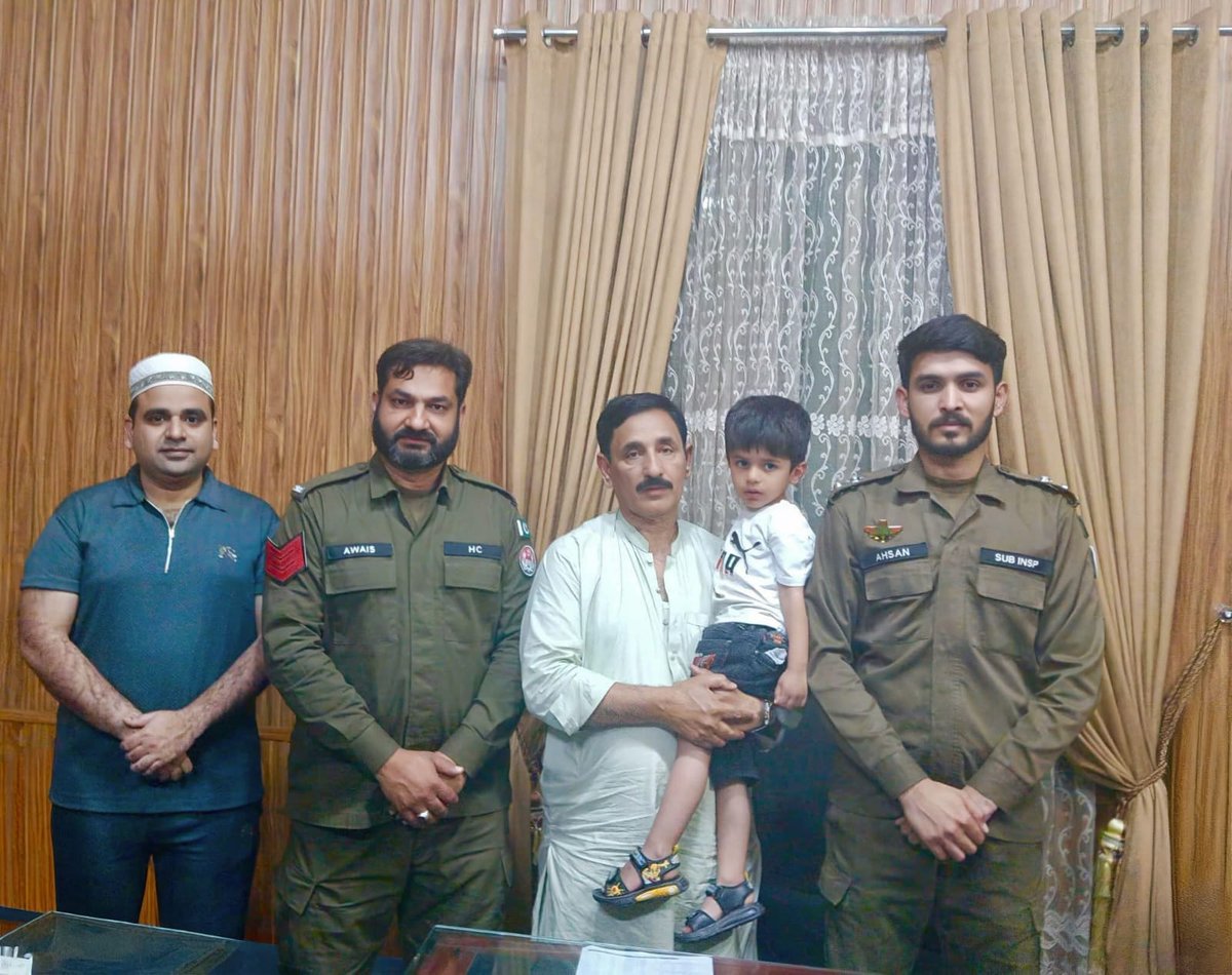 DpoSialkot's tweet image. سیالکوٹ تھانہ سٹی ڈسکہ پولیس ٹیم نے لاوارث ملنے والے بچے کو والدین کے حوالے کر دیا گیا۔
#sunday #kid #ester #rpogujranwala #save #police