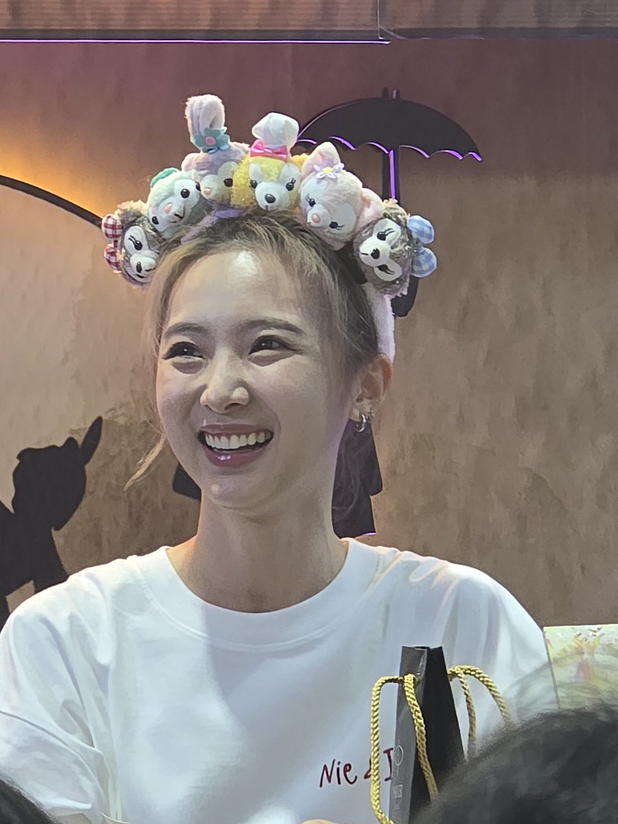 maew​ suphicha tweet media