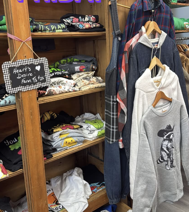 HeartsDesirefm's tweet image. We have lots of fun Fleece, Flannel and #Vintage #Prelovedclothing #overalls
Plus local Canadian Farm fresh #eggs, #flowers, #produce, our own #garlic in 24 varieties.
Drop by and say hi!
207-1 Hurontario St.
12 to 5 Daily Tues to Sun
More details here: heartsdesirefarm.ca
