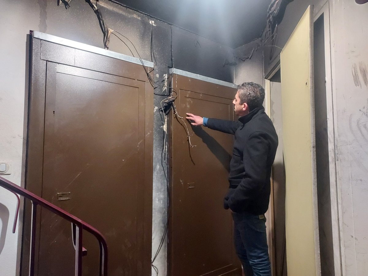 leparisien_93's tweet photo. « Si seulement il m’avait ouvert… » : à Montreuil, le désarroi des voisins après le féminicide par incendie
➡️ https://t.co/aAN6sd0fwJ https://t.co/uLJuSVsHLw