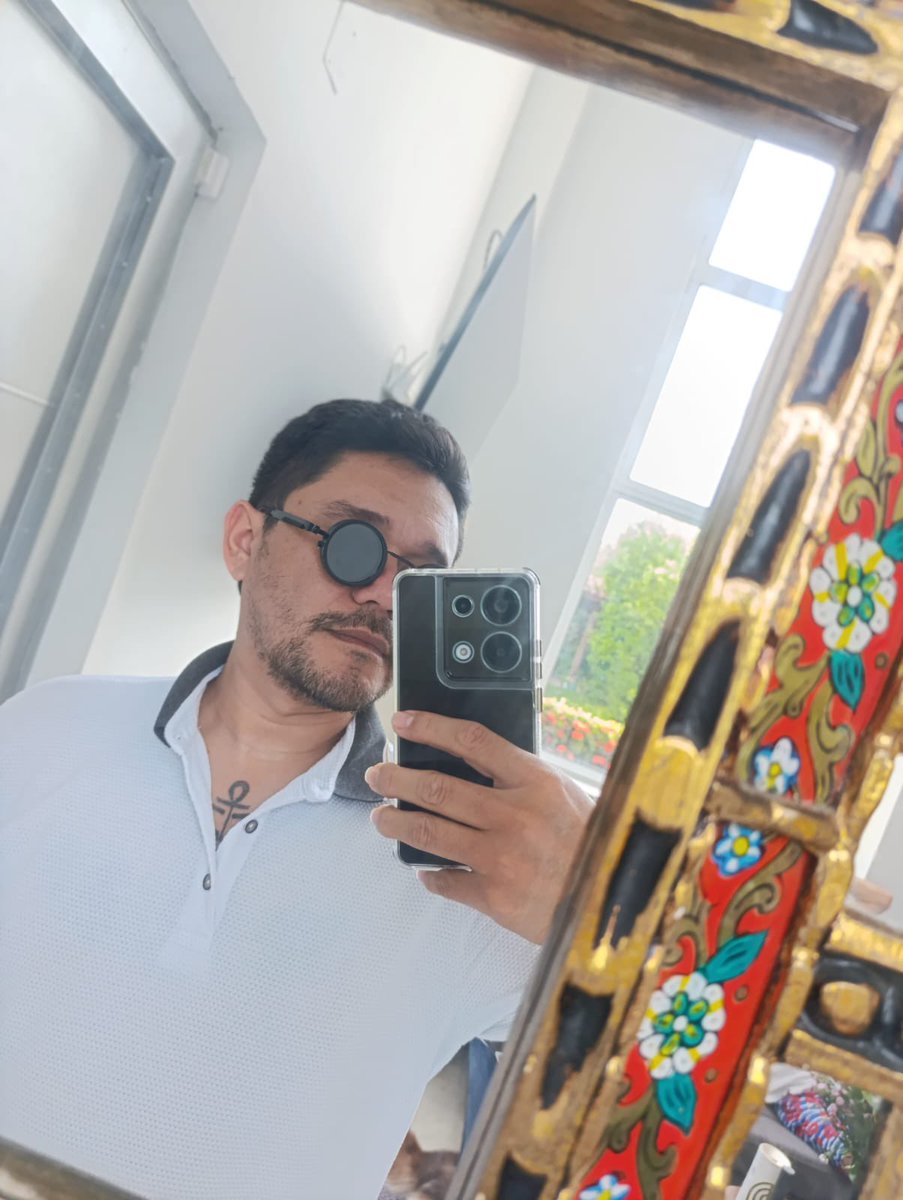 saavedrandres's tweet photo. Qué tal si te enamoras de las locuras mías? https://t.co/umXMSvMvgr