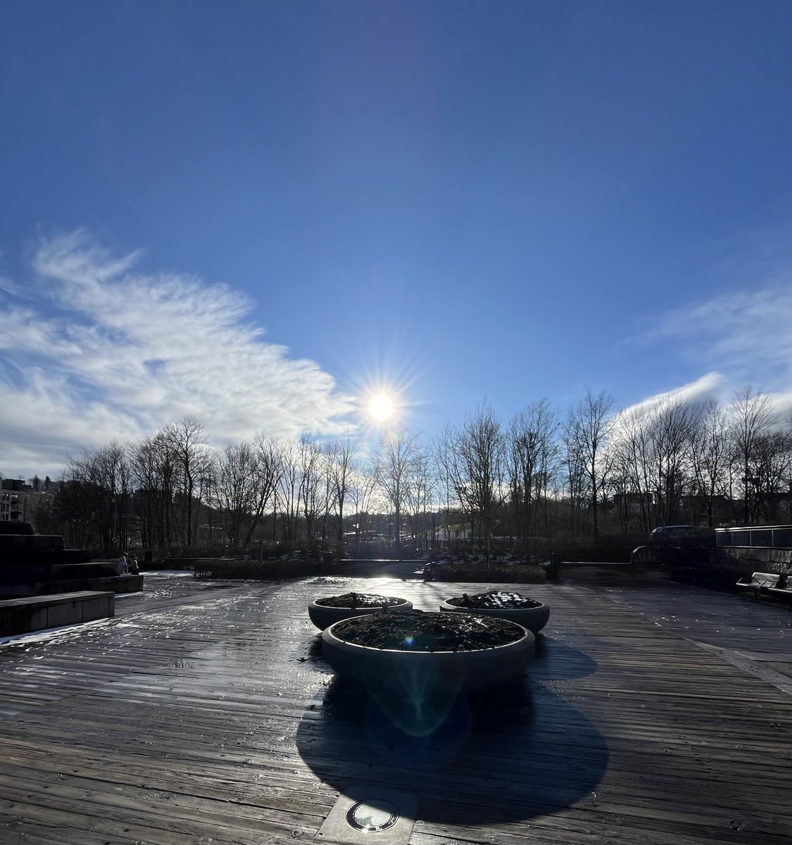 ShahidMAskerN's tweet image. Evening time transition as the day winds down.☀️💙🍷
📷 Asker #Norway