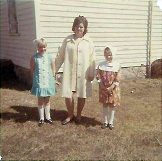 Karababy52's tweet photo. @Arkypatriot I remember... Me, my Mom and my sister taken Easter 1969. https://t.co/ypxNsSYTCH