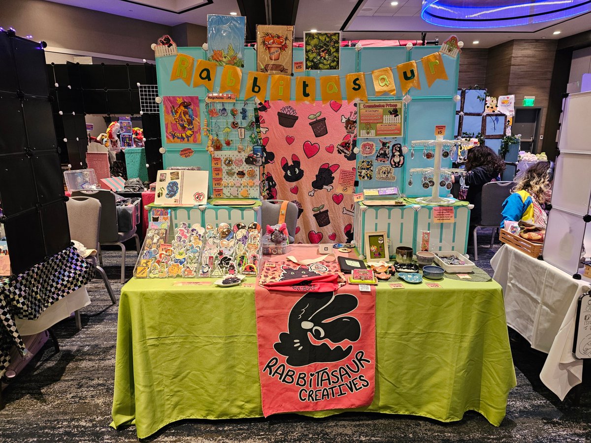 Rabbitasaur's tweet photo. I've been so busy all weekend I forgot to tell you that I'm at @FurlingameCon this weekend!! it's been absolutely lovely to meet and hang out with everyone!! it's been a wonderful first year! 
📸- @maplefoxdeer https://t.co/qN0iktx1Ia