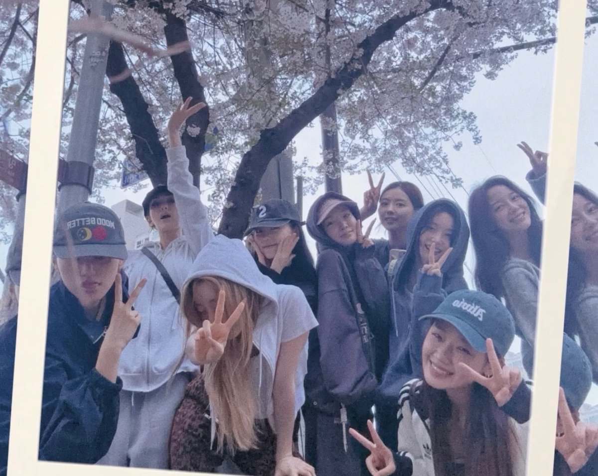 전부 자차 있고 운전 가능해서 어디든 떠날 수 있는 사람들인데
연습 끝나고 산책 겸 카페 걸어가는 길에 아무 벚꽃나무 아래서 찍은 이 평범한 일상사진이 마음을 이상하게 만든다