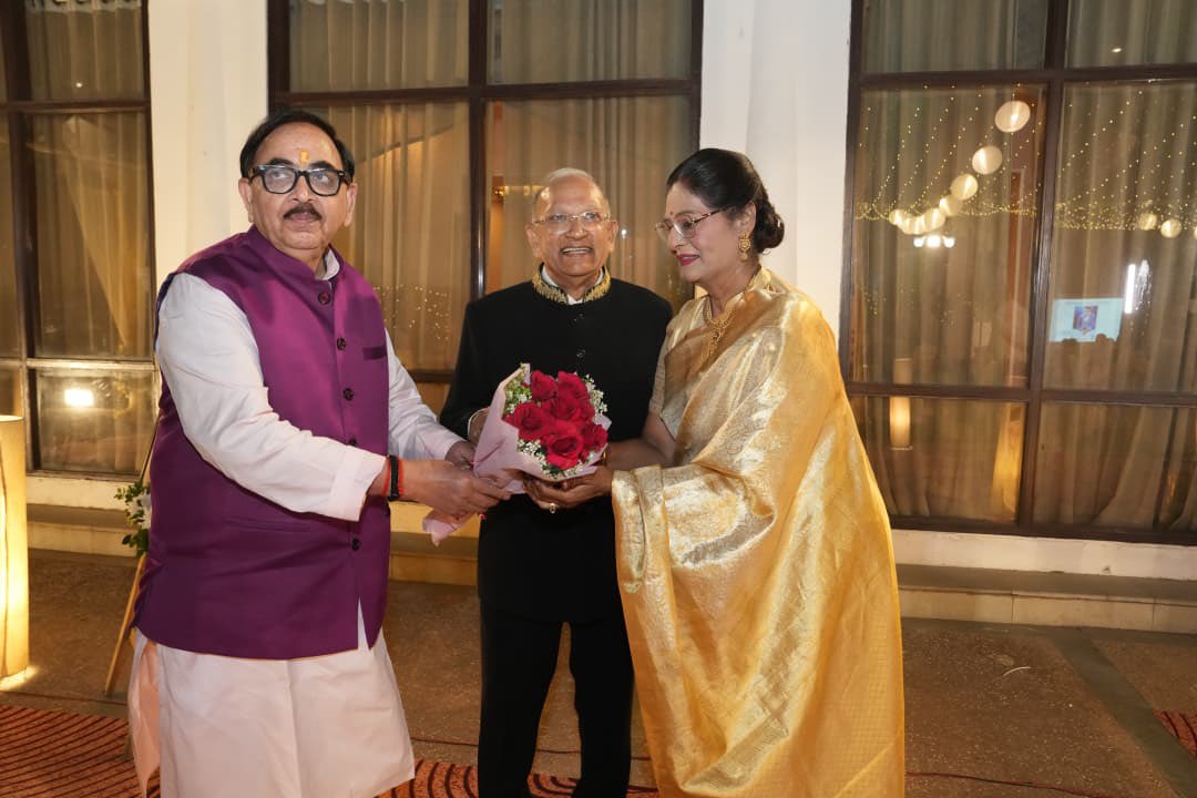 DrMNPandeyMP's tweet photo. दिल्ली स्थित जिमखाना क्लब में मेरे वरिष्ठ सहयोगी रहें श्री आतिश श्रीवास्तव जी के पूजनीय माता-पिता जी की 50वीं वैवाहिक वर्षगांठ के पावन अवसर पर आयोजित भव्य कार्यक्रम में सम्मिलित होकर उन्हें इस स्वर्णिम पड़ाव की हार्दिक बधाई एवं शुभकामनाएं दीं।
यह विशेष अवसर उनके स्नेह, समर्पण और अटूट साथ के 50 वर्षों की प्रेरणादायी यात्रा का प्रतीक है, जो हम सभी के लिए एक आदर्श प्रस्तुत करता है। ईश्वर से प्रार्थना है कि उनका जीवन सदैव सुख, समृद्धि और उत्तम स्वास्थ्य से परिपूर्ण रहे, तथा आने वाले वर्षों में भी उनका स्नेह और आशीर्वाद हम सभी पर यूं ही बना रहे।
@aatishs