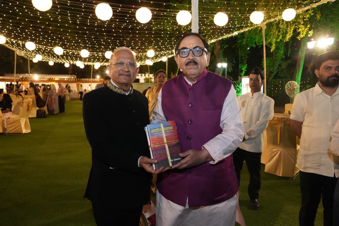 DrMNPandeyMP's tweet photo. दिल्ली स्थित जिमखाना क्लब में मेरे वरिष्ठ सहयोगी रहें श्री आतिश श्रीवास्तव जी के पूजनीय माता-पिता जी की 50वीं वैवाहिक वर्षगांठ के पावन अवसर पर आयोजित भव्य कार्यक्रम में सम्मिलित होकर उन्हें इस स्वर्णिम पड़ाव की हार्दिक बधाई एवं शुभकामनाएं दीं।
यह विशेष अवसर उनके स्नेह, समर्पण और अटूट साथ के 50 वर्षों की प्रेरणादायी यात्रा का प्रतीक है, जो हम सभी के लिए एक आदर्श प्रस्तुत करता है। ईश्वर से प्रार्थना है कि उनका जीवन सदैव सुख, समृद्धि और उत्तम स्वास्थ्य से परिपूर्ण रहे, तथा आने वाले वर्षों में भी उनका स्नेह और आशीर्वाद हम सभी पर यूं ही बना रहे।
@aatishs