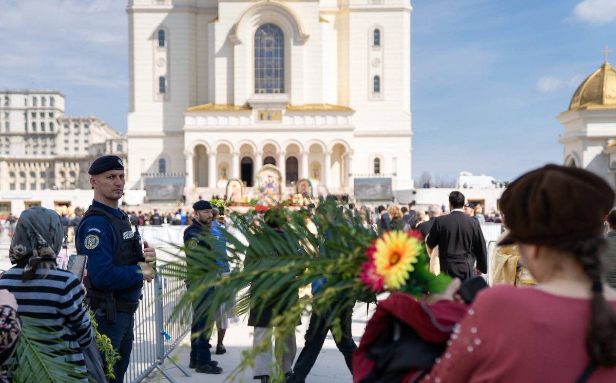 RRInternational's tweet image. #Orthodox Christians, as well as Greek #Catholics, including those in Romania, a predominantly Orthodox country, celebrate #PalmSunday today. On Palm Sunday, people go to church to bless willow branches that they place at windows, doors or gates. (1/6)