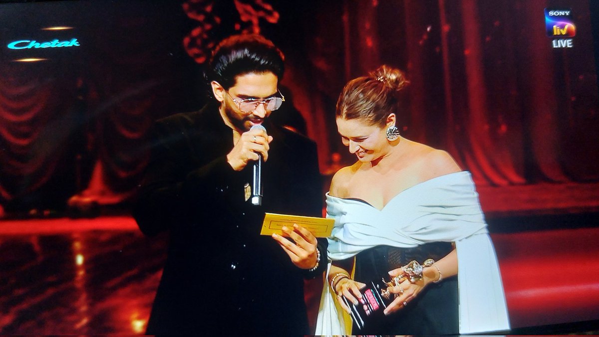 my fav presenting an award to his fav!! 🤎
<a href="/AmaalMallik/">Amaal Mallik</a> 

#AmaalMallik #Amaalians