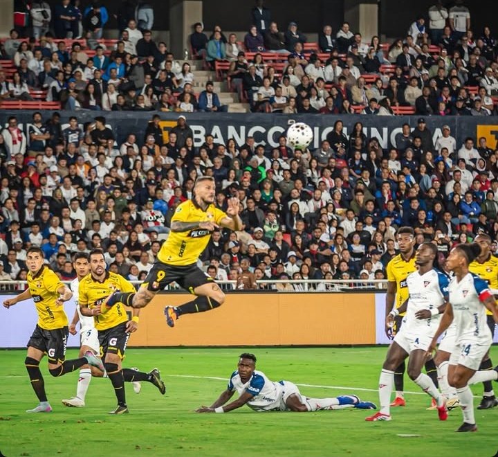 J ᴇ ꜰ ᴇ tweet media