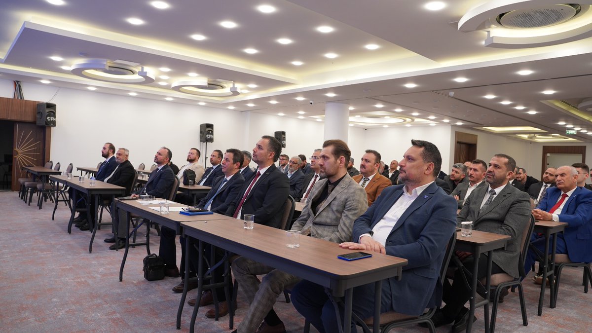 ozvatan_ahmet's tweet photo. İl Başkanları toplantımızı büyük bir coşku ile gerçekleştirdik.

Milli Gençliğin ağabeylerinden Mehmet Altınöz'e Prof. Dr. Necmettin Erbakan konulu sunumları için hususen teşekkür ederim.

Şuurlu bir nesil yetiştirmek için canla başla çalışan kıymetli İl Başkanlarımızı ayrı ayrı tebrik ediyorum.

#gençlik #milligençlik