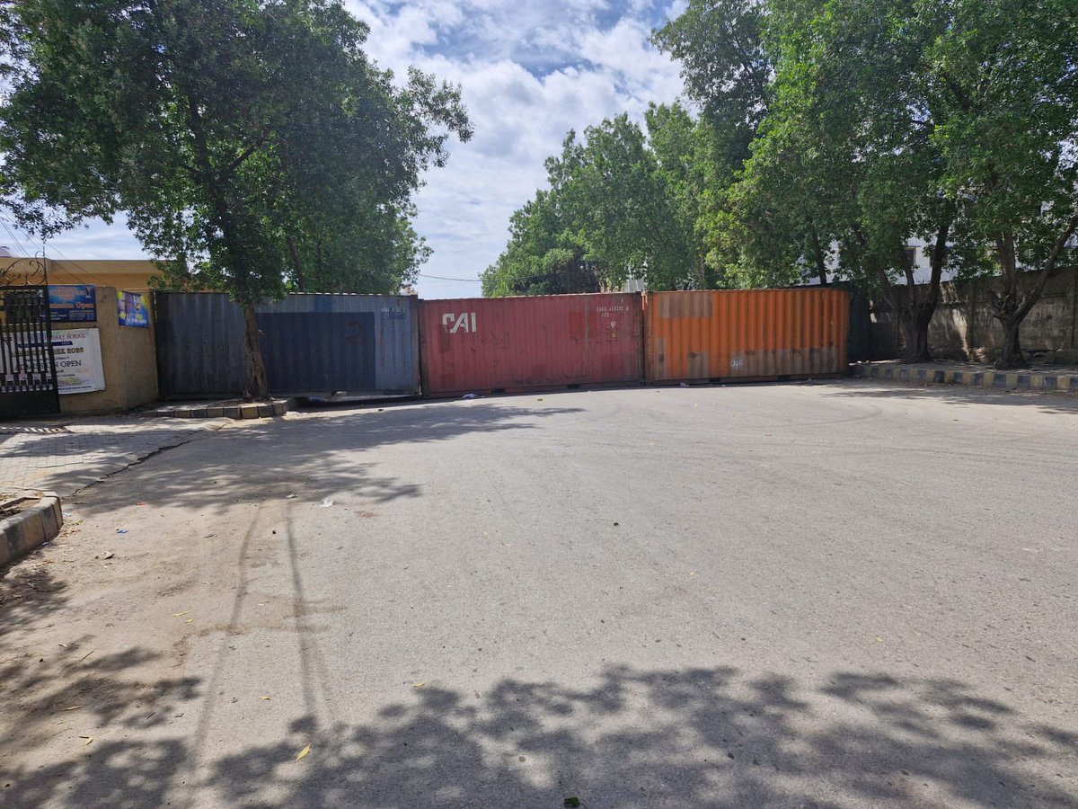 کراچی پریس کلب بن گیا نو گو ایریا ، سندھی اور بلوچ قوم پرستوں کو پہلے احتجاج کرنے پر گرفتار کیا گیا اس کے بعد پریس کانفرنسوں پر  غیر اعلانیہ پابندی عائد ہوئی ، اسی طر آج تحریک انصاف کے احتجاج سے پہلے پریس کلب جانے والی سڑکیں بند کردی گئیں احتجاج کرنے والی خواتین کارکن گرفتار