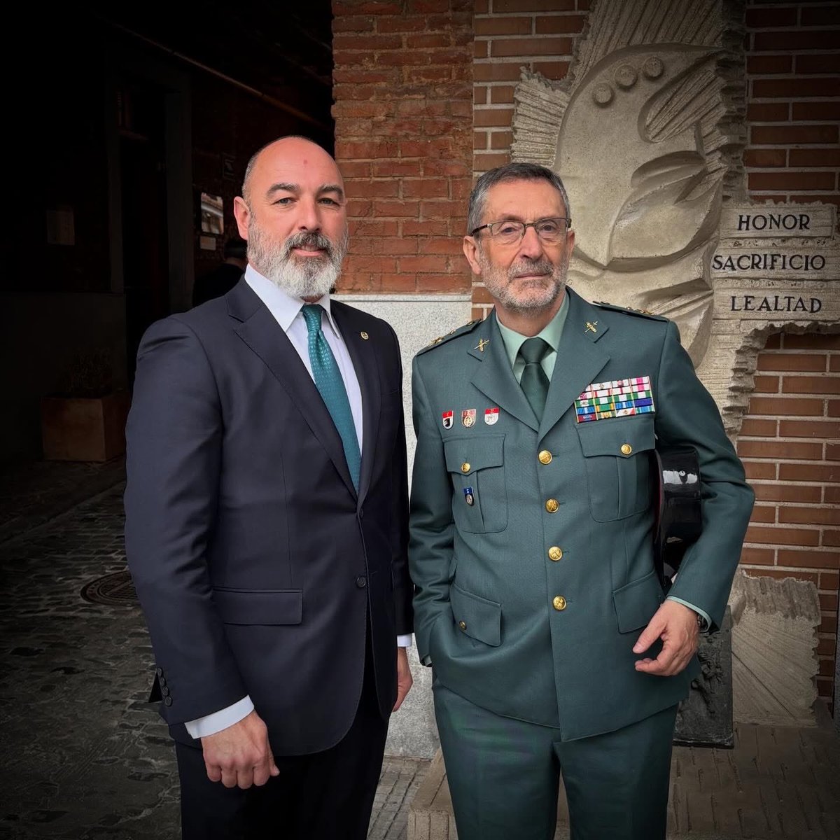 alfonso_len's tweet photo. #guardiacivil Felicidades y buen retiro!! https://t.co/biudb0ic4v
