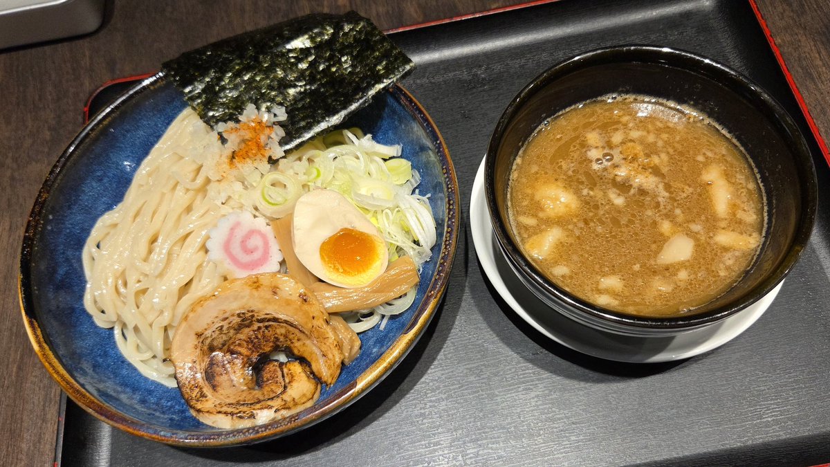 watarujin1110's tweet image. 濃厚魚介つけ麺305THB
笑ぃ家@ Phrom Phong
台湾と迷ったけどセレクト。麺はツルモチ中太麺。冷たくよく〆られてます。つけ汁は魚介豚骨だけど豚骨がかなり効いて文字通り濃厚だ。TPはチャーシュー、ネギ、メンマ、味玉、ノリ、ナルト。嫁は天むす頼んだらデカかった。
#ラーメン
#つけめん
#バンコク