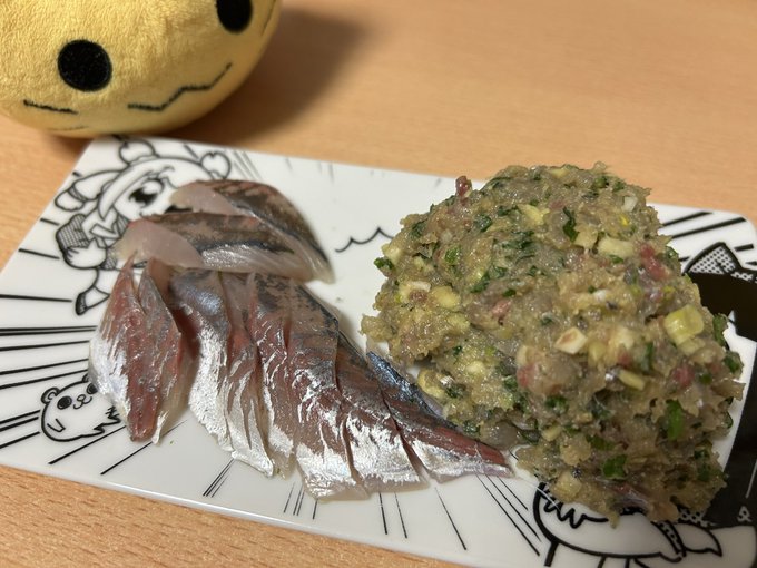本日の晩ご飯!昨日釣ってきたアジのお刺身となめろう!
写真に撮ってなかったけど25cmを筆頭にまぁまぁのサイズのアジ含めて13匹も釣ってたんだワン!味はいわずもがな💖
また釣りに行かなきゃだワンね〜💖 