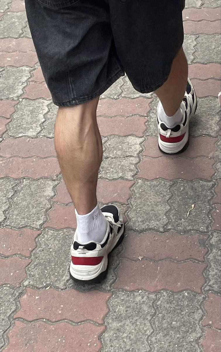 Ryanlove1069's tweet photo. 朋友的小腿 不得不說好讚🥵 https://t.co/zjl6dv7WY2