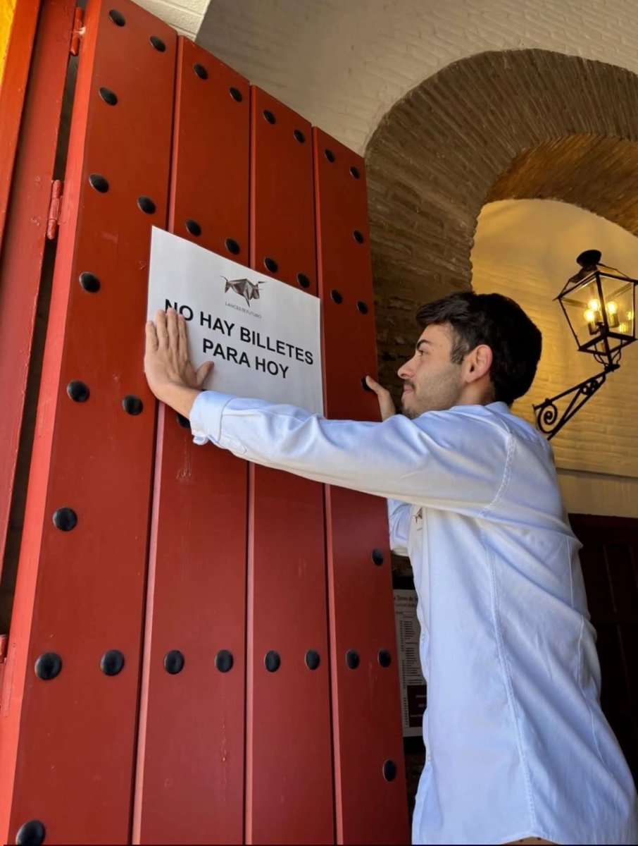Cómo dicen los antitaurinos: los toros son minoría. No interesan

Ahí lo llevan...😂😂😂