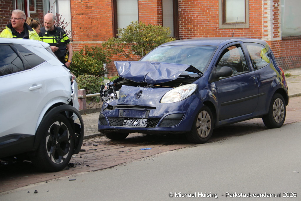 Auto botst op geparkeerd voertuig aan Middenweg