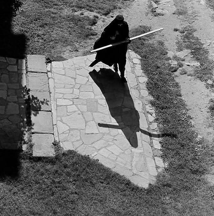 "Ίδού ό Νυμφίος έρχεται έν το μέσω τής νυκτός καί μακάριος ό δούλος, όν εύρήσει γρηγορούντα-άνάξιος δέ πάλιν, όν εύρήσει ραθυμούντα"