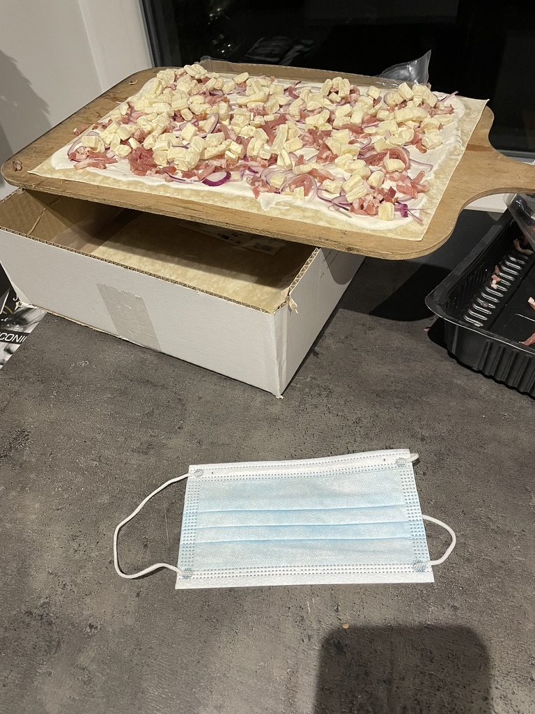 le savoir vivre alsacien : vendredi nous avons proposé des masques à nos invités anglais avant la tarte flambée au Munster, et nous n'avons pas évoqué le sujet rugby  🙂