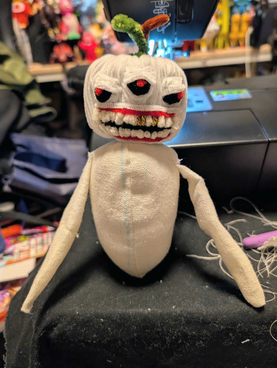 やっぱ体欲しいから足は無しでお化けっぽい👻イメージ🤔
後はなんか服っぽいの着せよう