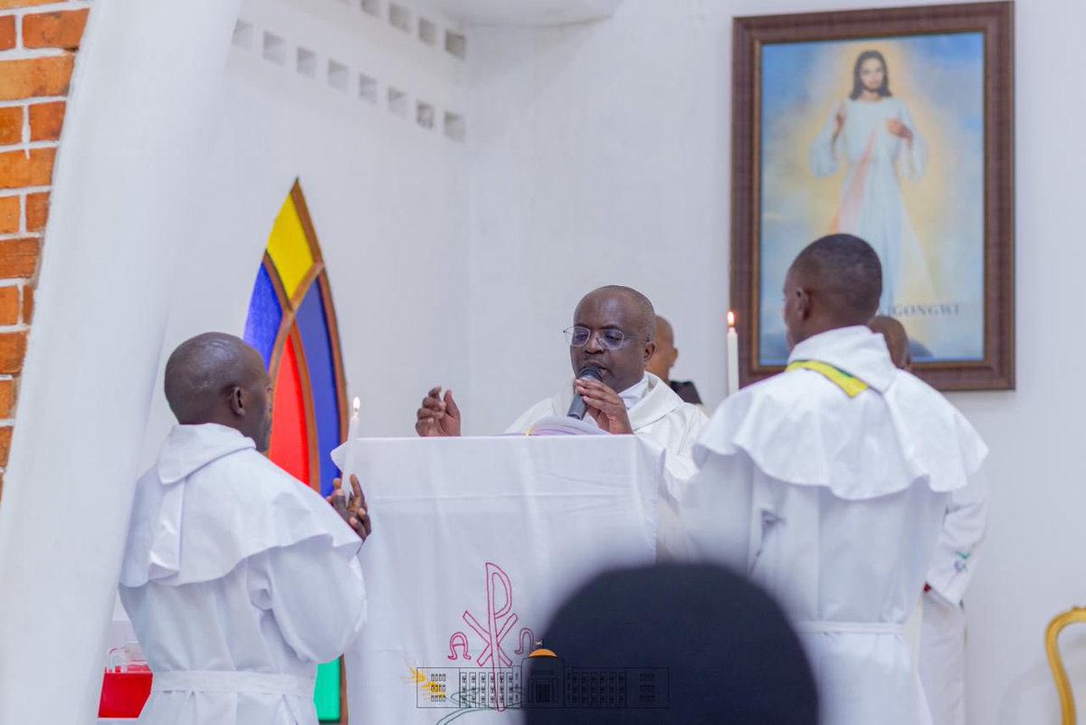 NtareHouse's tweet photo. Ce dimanche de Pâques, la Famille Présidentielle s’est jointe aux chrétiens du monde entier pour célébrer la résurrection du Christ, à la chapelle de #Kibimba.
Ce moment de joie et de communion était un temps riche en prière et action de grâce pour les bénédictions sur le Burundi https://t.co/Q1ejAyfBJK