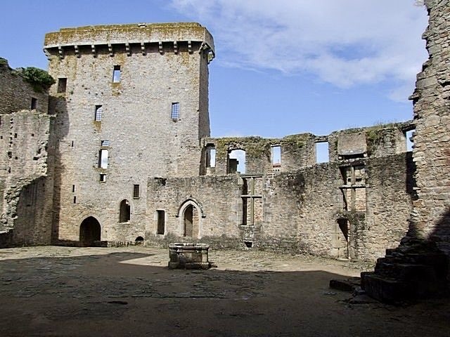 Montjoie Saint Denis tweet media