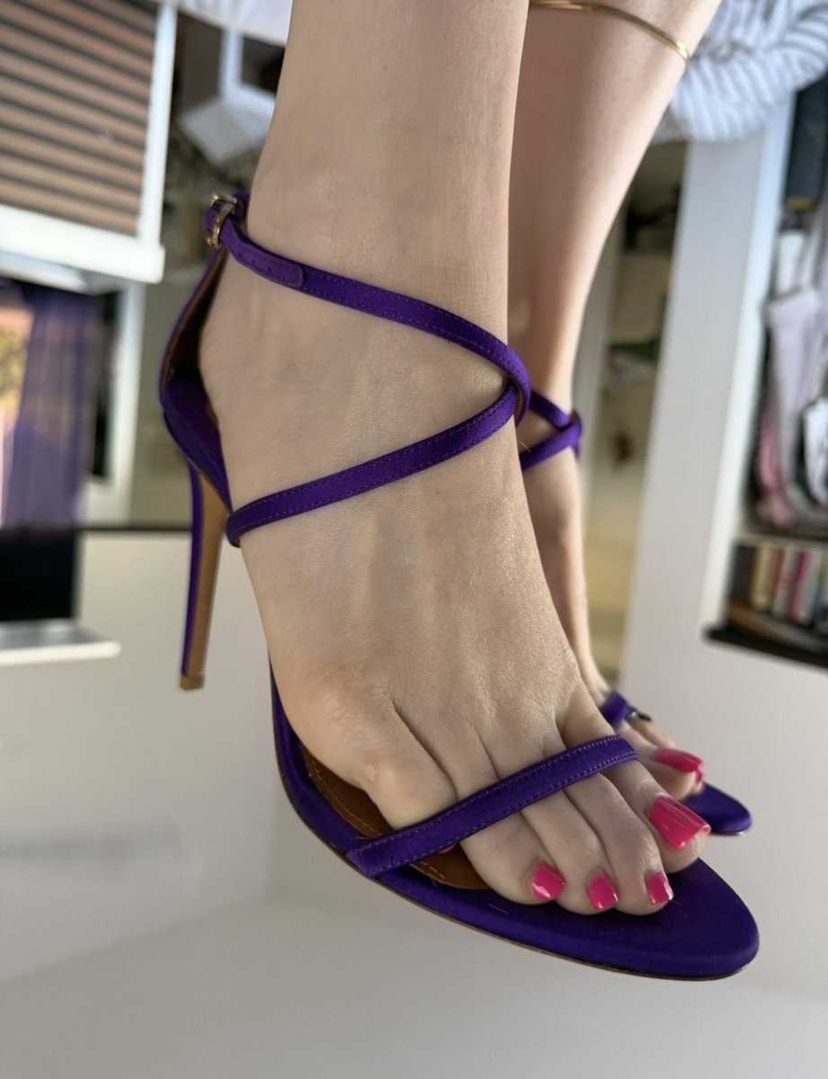 blondesize9's tweet photo. #flipflops season or open-toe #highheels season? https://t.co/ZLWbga05pp