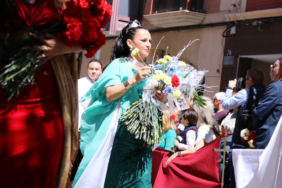 Les flors prenen el relleu dels ciris, i les notes més alegres, les rialles i els aplaudiments trenquen el silenci i t’omplin el cor. A la nostra #SetmanaSantaMarinera, amb més força que en cap altre lloc, la Pasqua és celebra com el triomf de la vida sobre la mort.