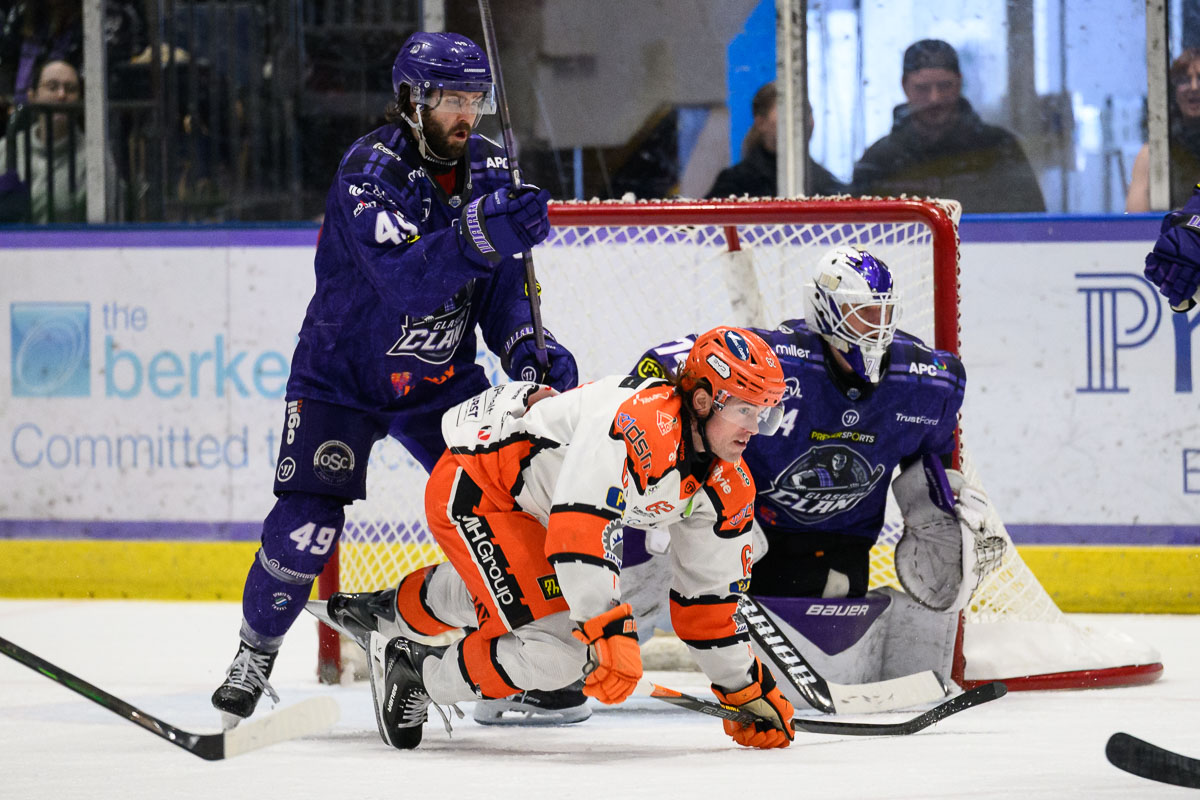ClanIHC's tweet photo. 📸 | More action images from the 2nd period 🆚 @steelershockey with thanks to @AlGooldPhoto.
#PhotoGuy | #GLAvSHE https://t.co/BdLqlssPxu