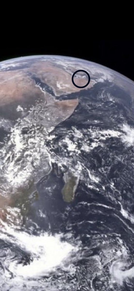 CryptoNoFace03's tweet photo. @YourAnonOne Same beautiful blue marble…
But in the 1972 photo I still can’t see Dubai 🤔
#Apollo17 #Artemis #BlueMarble https://t.co/2MVdvHjei9