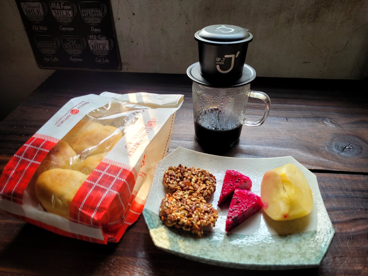 Sylar2501's tweet photo. Tui lại vào chế độ ăn kiêng đây anh em, cái ổ bánh mì hoa cúc bên trái tui bỏ vào chụp cho nó thấy nhiều thôi chứ tui ko có được ăn.
Ai hỏi tại sao tui phải ăn kiêng thì là do mấy cái bánh tét hồi Tết nha!
#MorningVibes #giamcan https://t.co/JR1tQHgSS5