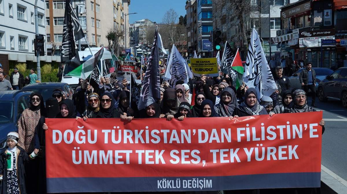 KokluDegisim34's tweet photo. “Aksa'yı Kurtarın! ABD'ye Karşı Durun!” başlıklı basın açıklaması ve yürüyüşü İstanbul Üsküdar'da gerçekleştirildi. Fıstıkağacı Metro'dan başlayıp Üsküdar Meydanda konuşmalar ile sona eren yürüyüşe duyarlı halkımız yoğun ilgi gösterdi. #AksayıKurtar https://t.co/nxBzmMHAFi