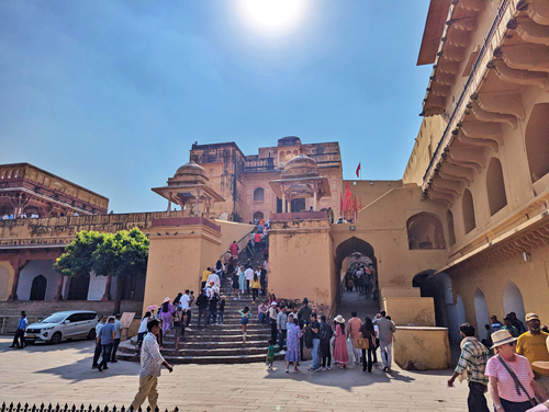 BaSnorkel's tweet image. Jaipur's magnificent citadel! Amber Palace (Amer Fort) is a masterpiece of Rajput architecture. Use our self-guided walking map to discover the famous Sheesh Mahal and much more. #AmberFort #JaipurPalace #SelfGuidedTour #Jaipur #India backpackandsnorkel.com/India/Amber-Fo…