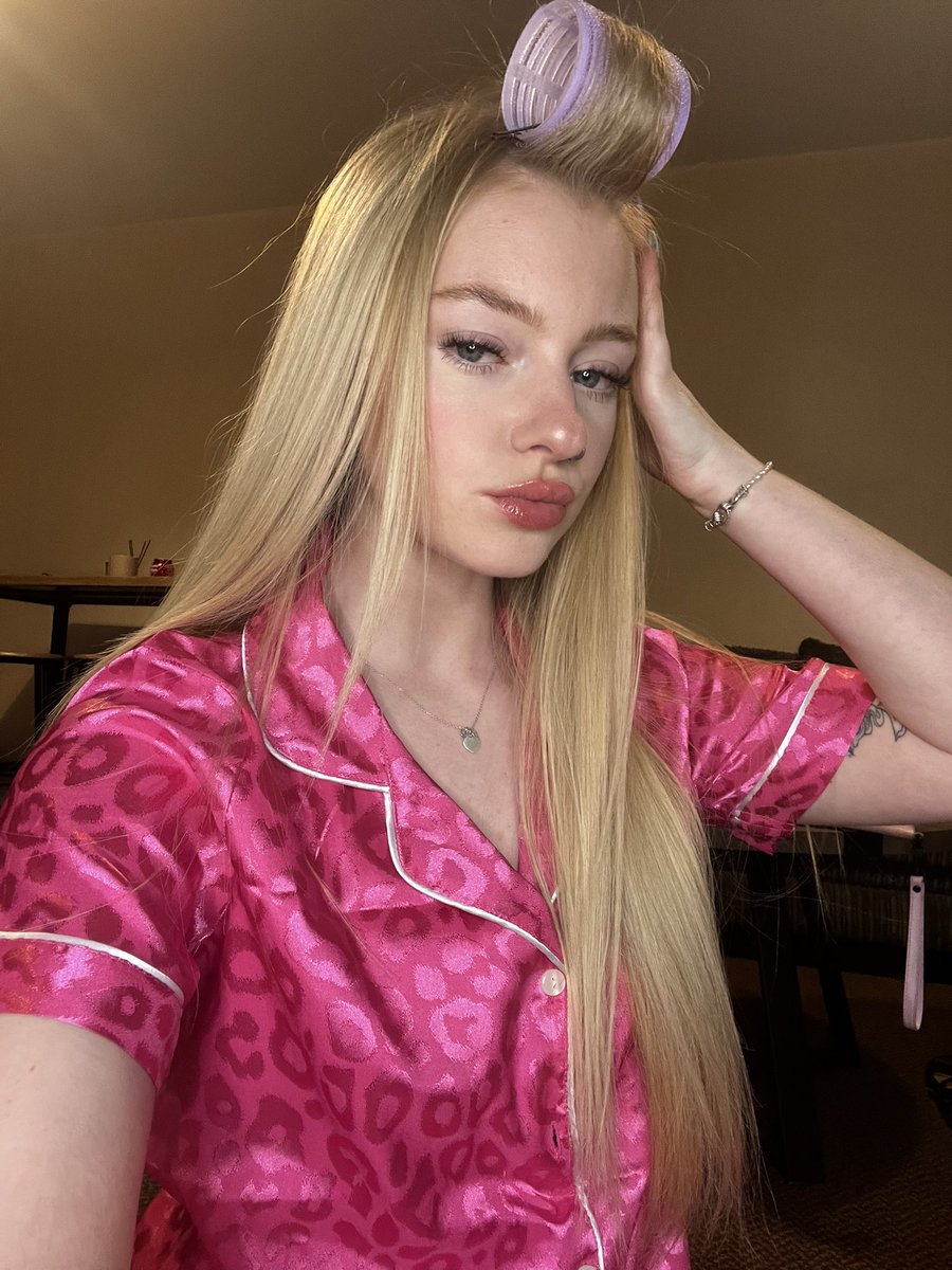 Bleu Rose tweet media