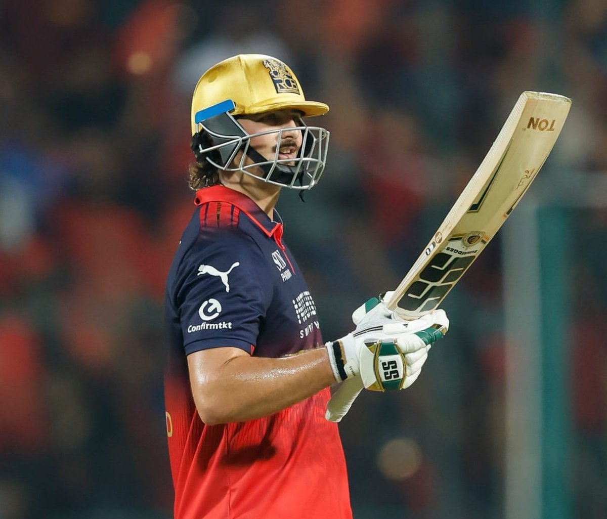 RCB वाले तो आज CSK पर ऐसे टूट पड़े मानो चिन्नास्वामी की ज़मीन ही हथिया ली हो! 😤🔥

भाई, Tim David ने तो पूरा मैच लूट लिया! मात्र 25 गेंदों पर 70 रन ठोक दिए — उसमें 8 छक्के! गेंदें गायब कर दीं, जैसे कोई monster हो। RCB की जर्सी पहनकर आया है और CSK के गेंदबाजों को रुला रहा है।