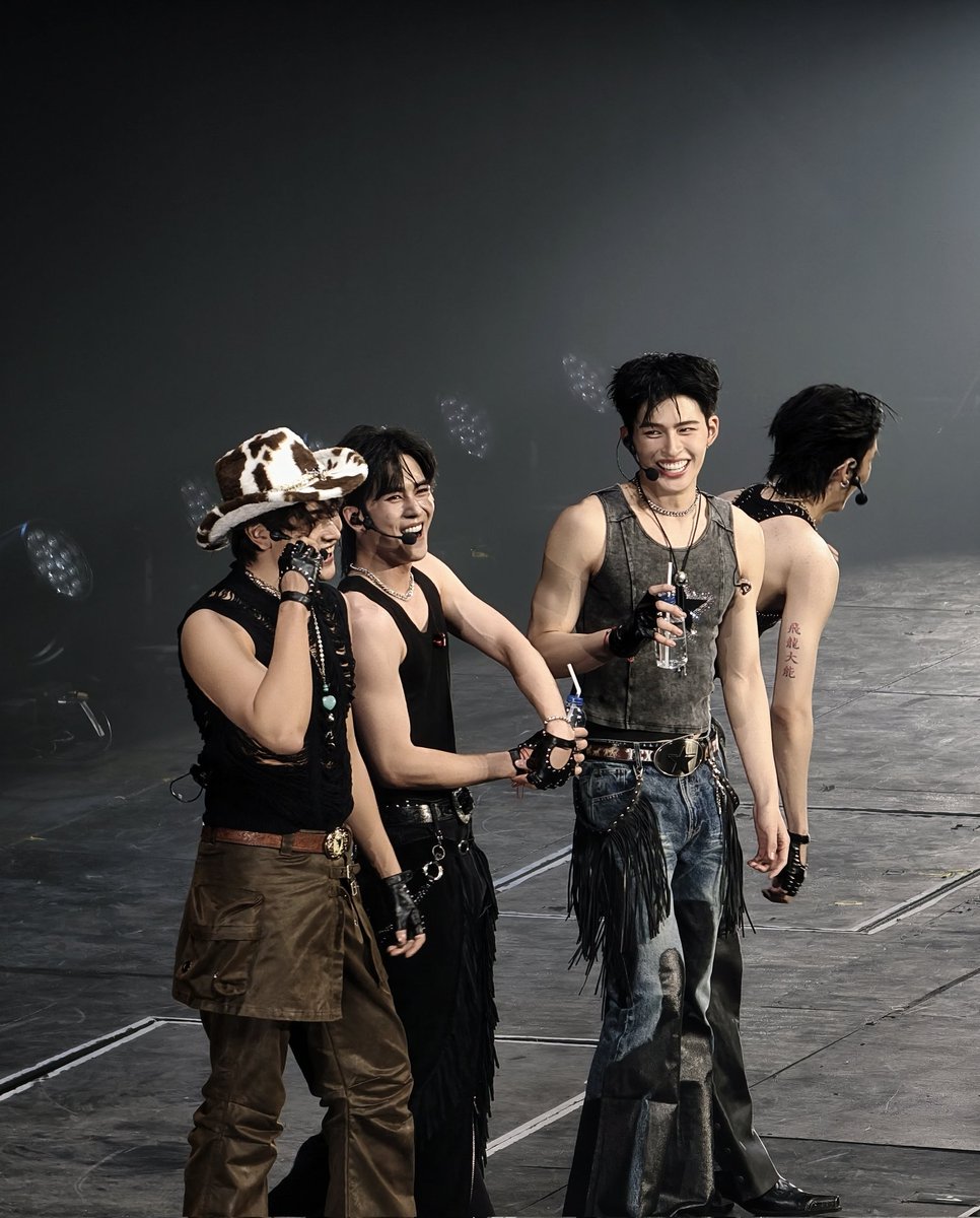 Ry_fernHH's tweet image. รีวิวร้านเช่าโทรศัพท์ ที่เราใช้ถ่ายตอนไป #Riserconcert เรานั่งอยู่ SB แถว H ตอนไปรับโทรศัพท์ที่ร้านให้บริการดี แนะนำการใช้งานไม่นานด้วย ตอนนั้นเช่า VIVO X300 + Lens ทั้งรูป ทั้งวีดีโอที่ได้คือจึ้งมาก ร้านส่งไฟล์ให้เร็วมาก ๆ ด้วย มีโอกาสใช้บริการอีกแน่นอน #รีวิวติ่งให้เช่า