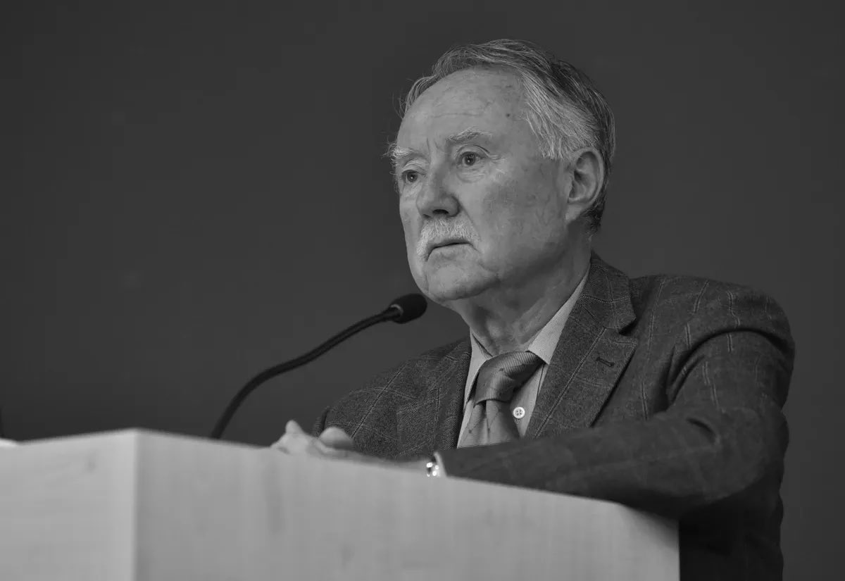 Ob izgubi moža in očeta profesorja Antona Beblerja izrekam iskreno sožalje dragi Darji, sinovoma, pa tudi vsem svojcem in prijateljem.

Spominjam se ga predvsem kot gorečega zagovornika vstopa Slovenije v EU. Hvaležna sem za njegovo znanje, tudi mentorstvo. 

Počivajte v miru!