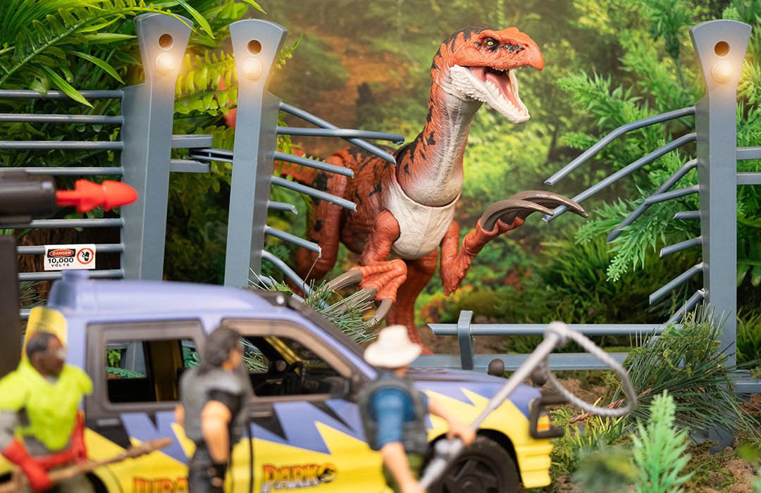 Tom_Jurassic's tweet image. Alan Grant, Ian Malcolm and Ray Arnold are forced to brace themselves for the fight of their lives as a Therizinosaurus is able to tear through electric fencing when a fault cuts the electricity supply...

#JurassicPark #JurassicWorld #ToyPhotography