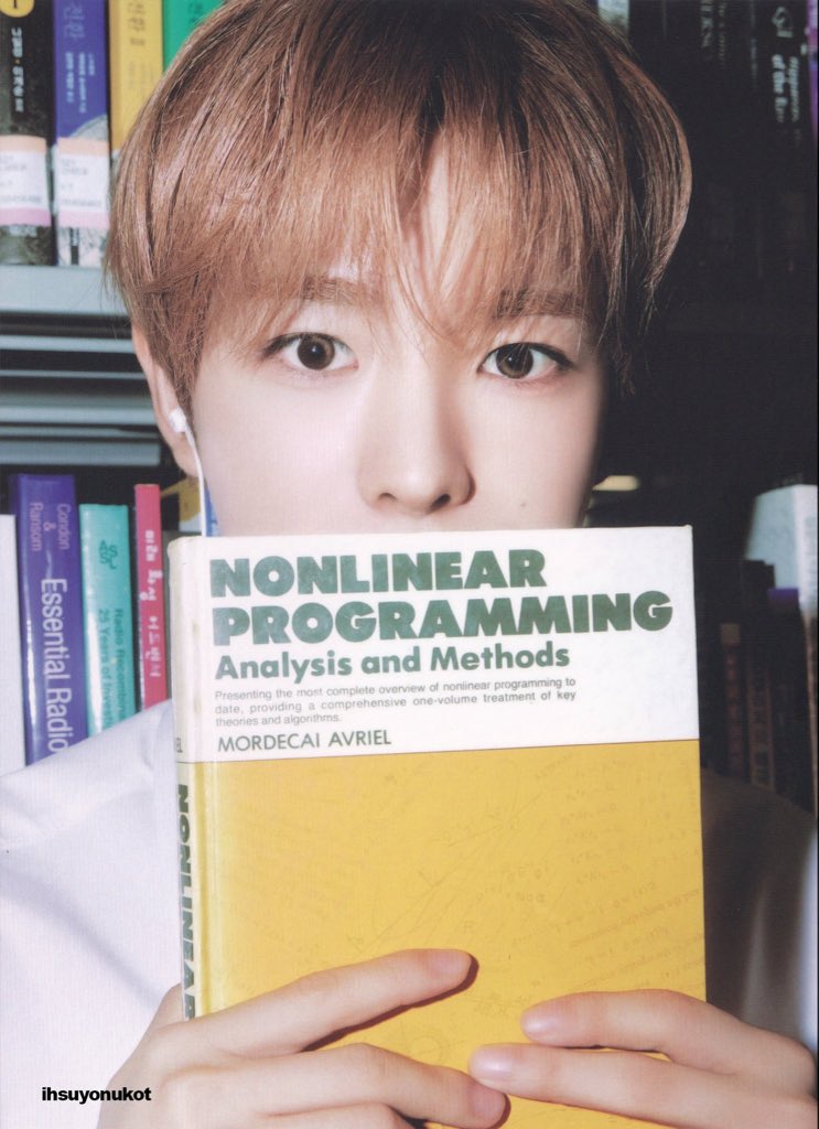 hypersteiiar's tweet photo. this pic is frying me so badfjdkskkd the way he looked shell shocked. THE ROTATED LENSES 😭😭😭😭😭😭 the damn book. what do you know about NONLINEAR PROGRAMMING ANALYSIS AND METHODS yushi https://t.co/UO4Jmzgpso