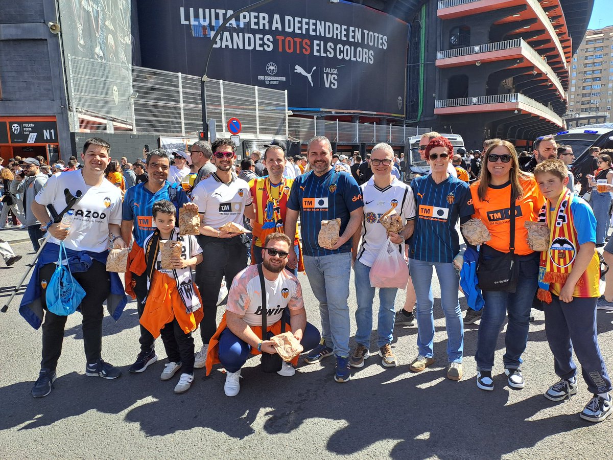 Mageles80's tweet photo. @90minuts El bus de la penya Valencianista Balaguer de la Pobla de Vallbona tornant de Mestalla escoltant-vos despres de menjar-se la mona al camp. Amunt🦇🦇 https://t.co/M37fcPR2v6