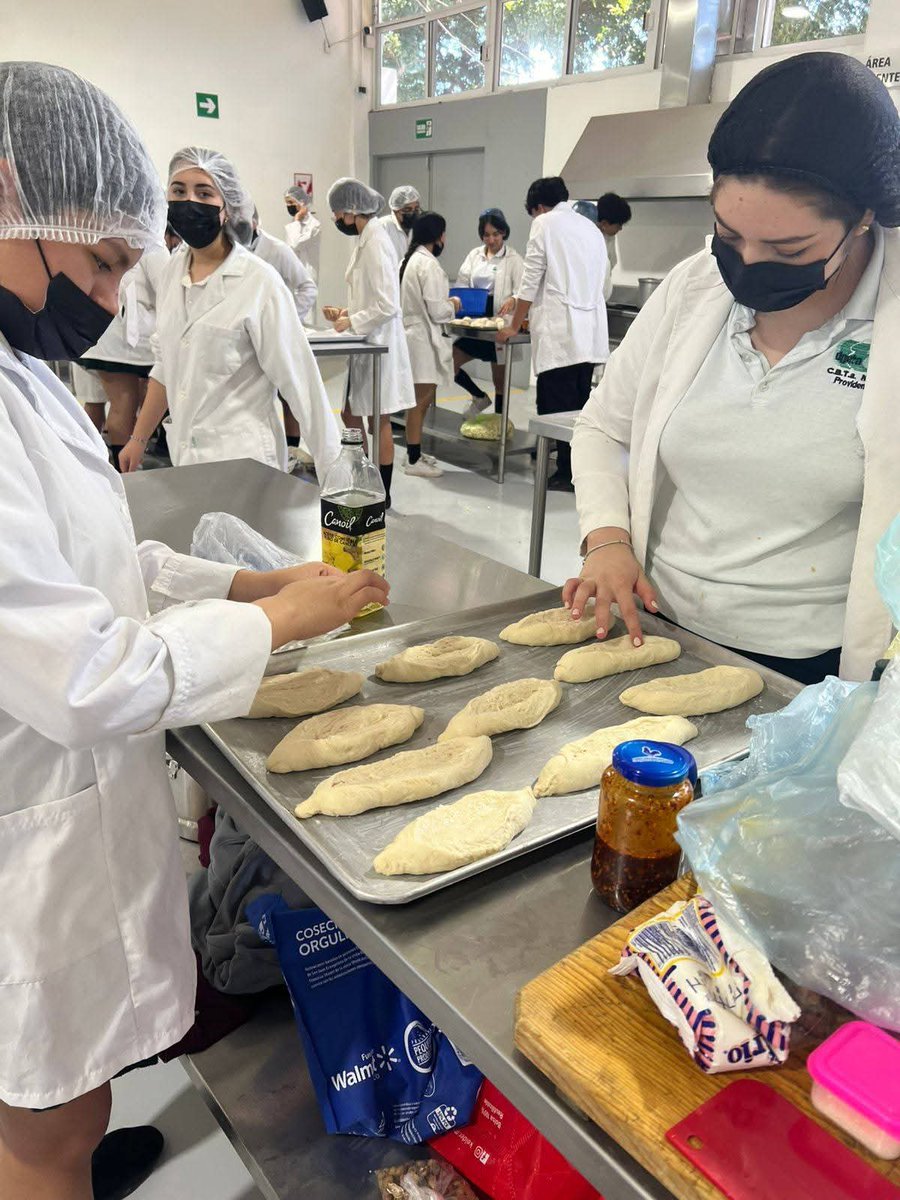 CBTa197's tweet photo. En el Módulo  M5S2 Procesa alimentos a partir de cereales, con calidad e inocuidad de la Carrera Técnica de Alimentos el 6A  elabora pan birote bajo la responsabilidad de la maestra Myrna Valdez
@DGETAyCMOFICIAL  @DgetaycmSonora https://t.co/2VIDgc1Wvp